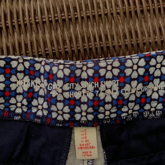 Gap 3” khaki shorts - Picture 3 of 3